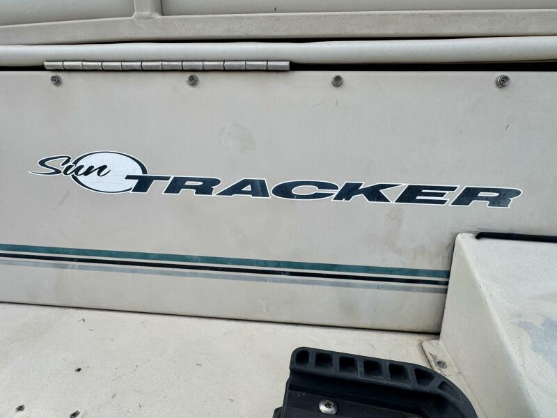21' 2002 Sun Tracker Party Deck 21