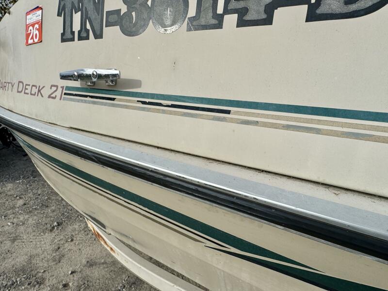 21' 2002 Sun Tracker Party Deck 21