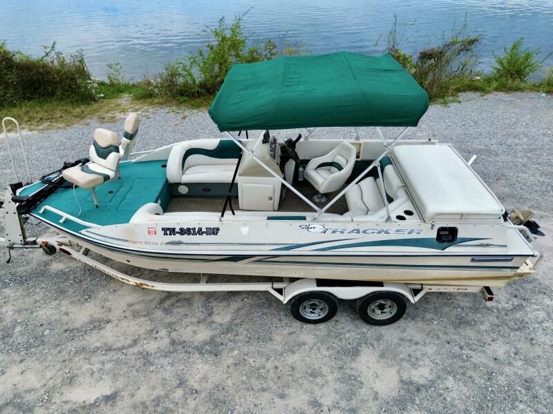 21' 2002 Sun Tracker Party Deck 21