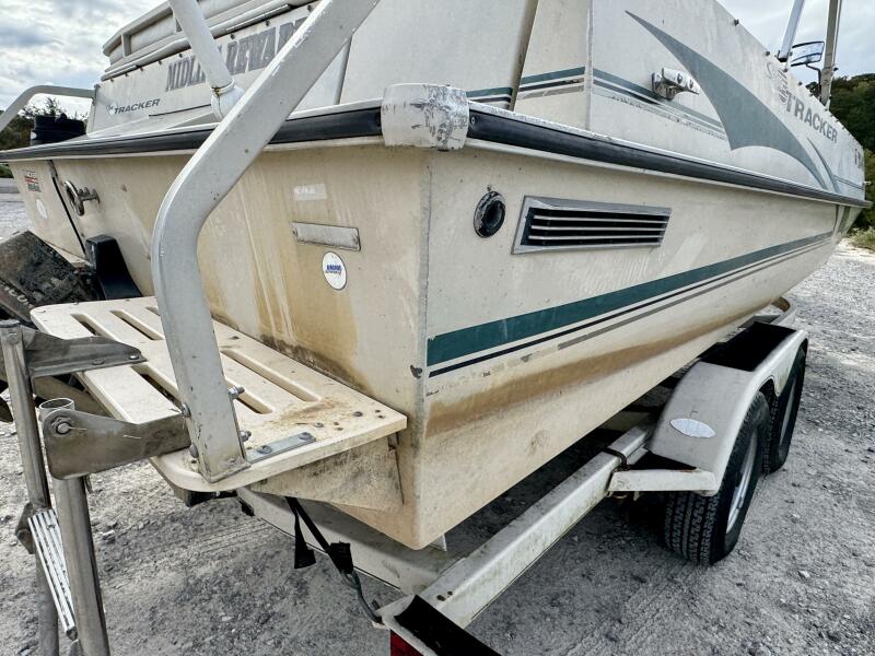21' 2002 Sun Tracker Party Deck 21