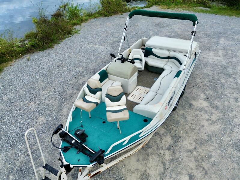21' 2002 Sun Tracker Party Deck 21