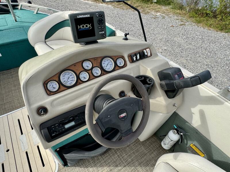 21' 2002 Sun Tracker Party Deck 21