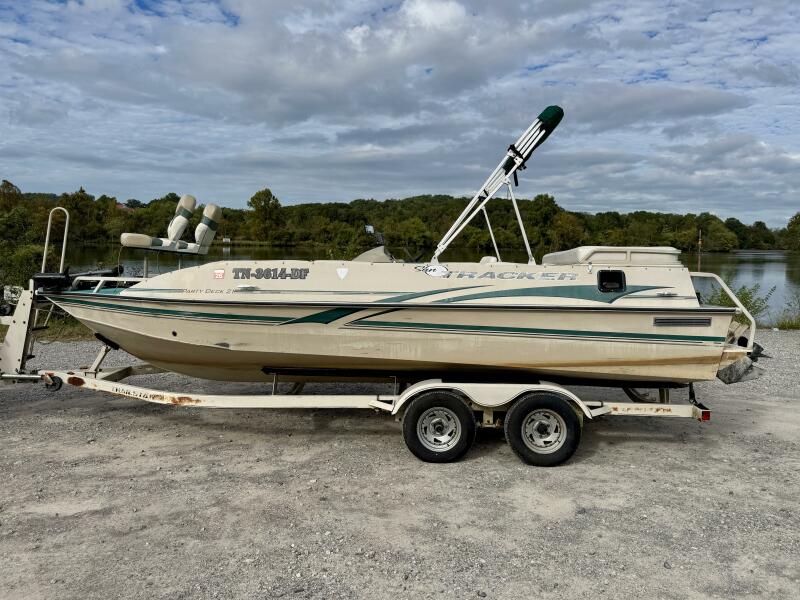 21' 2002 Sun Tracker Party Deck 21
