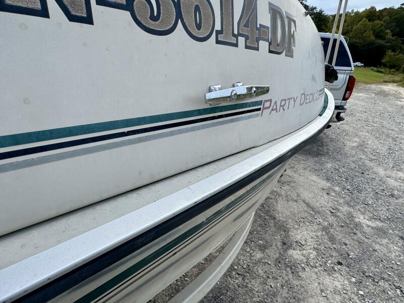 21' 2002 Sun Tracker Party Deck 21