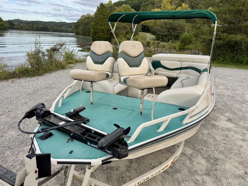 21' 2002 Sun Tracker Party Deck 21