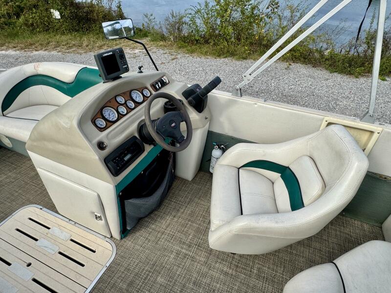 21' 2002 Sun Tracker Party Deck 21