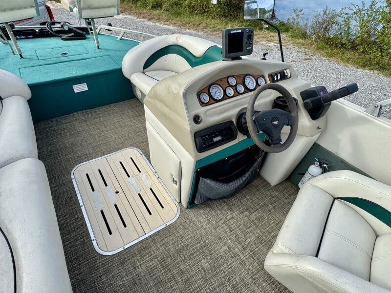 21' 2002 Sun Tracker Party Deck 21