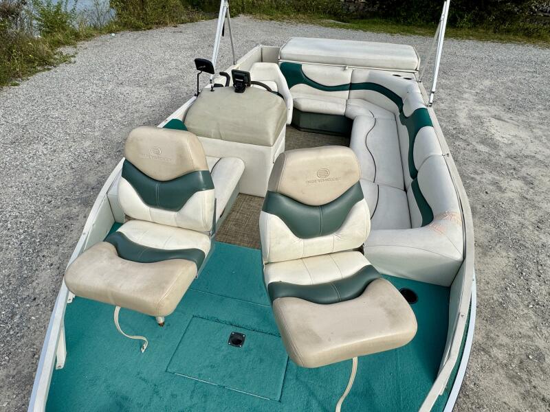21' 2002 Sun Tracker Party Deck 21