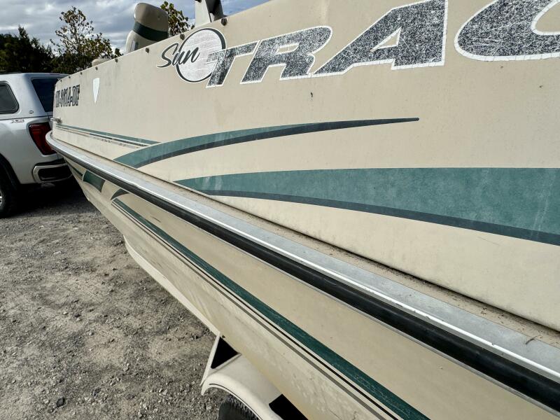 21' 2002 Sun Tracker Party Deck 21