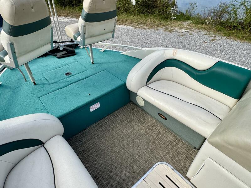 21' 2002 Sun Tracker Party Deck 21