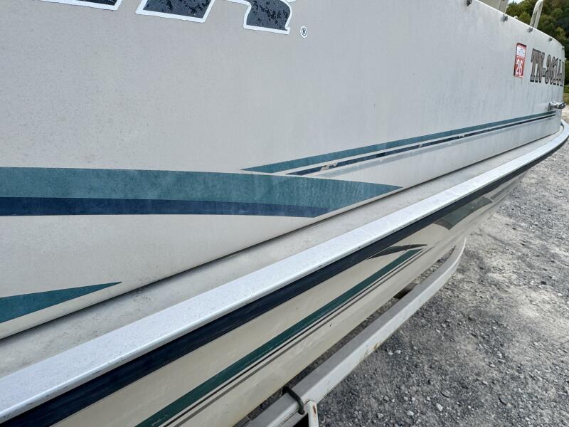 21' 2002 Sun Tracker Party Deck 21