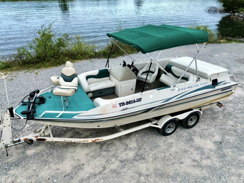 21' 2002 Sun Tracker Party Deck 21