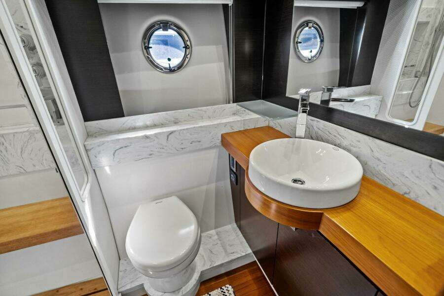 2016 Tiara Yachts 50 Flybridge - Head