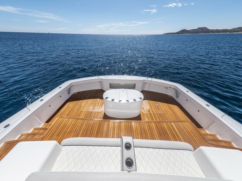 92' 2021 Viking 92 Skybridge