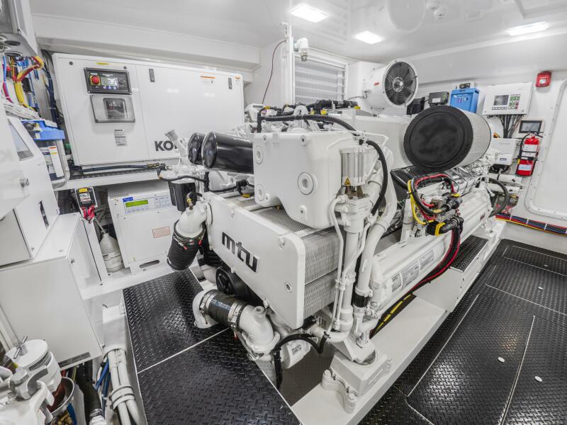 92' 2021 Viking 92 Skybridge