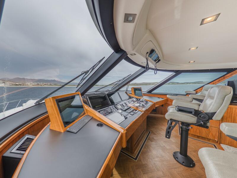 92' 2021 Viking 92 Skybridge