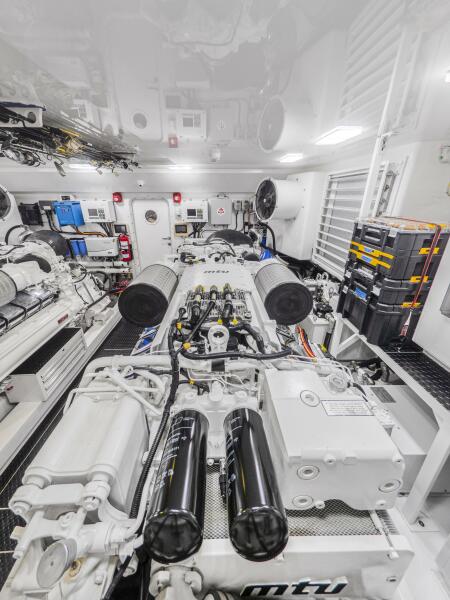 92' 2021 Viking 92 Skybridge