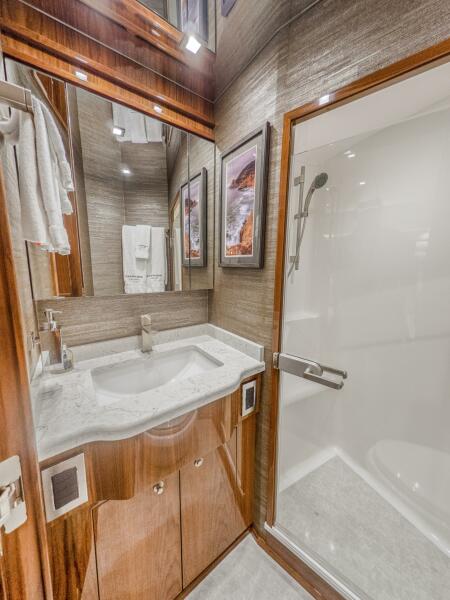 92' 2021 Viking 92 Skybridge