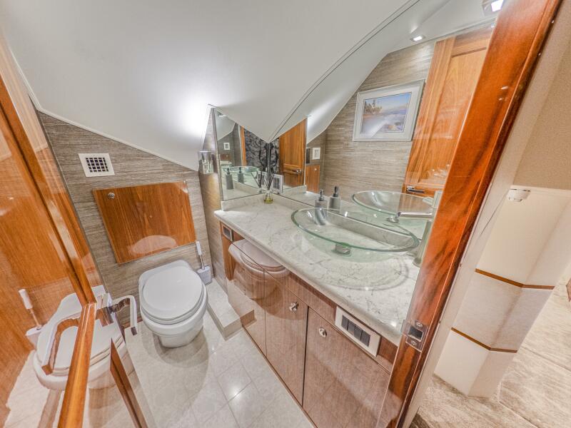 92' 2021 Viking 92 Skybridge