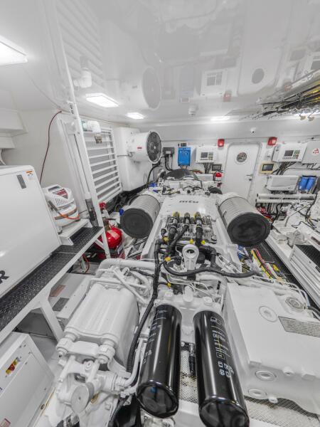 92' 2021 Viking 92 Skybridge