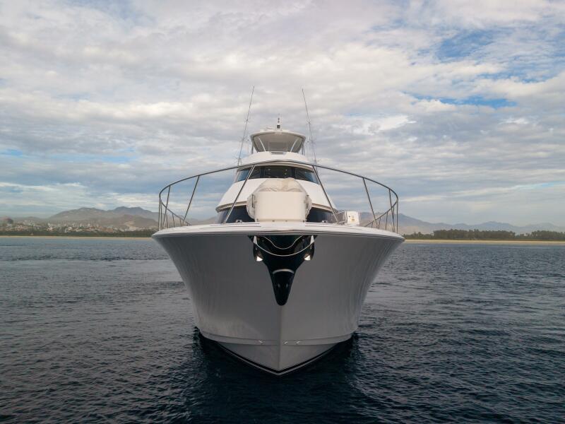 92' 2021 Viking 92 Skybridge