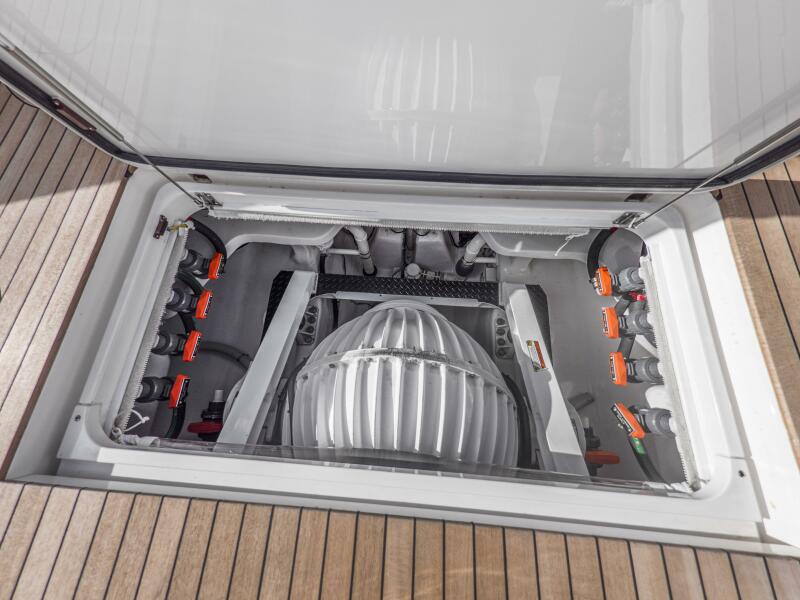 92' 2021 Viking 92 Skybridge