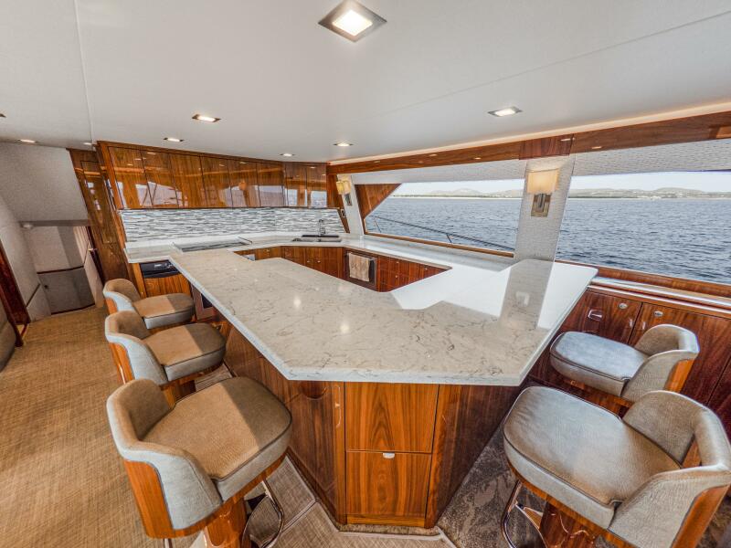 92' 2021 Viking 92 Skybridge