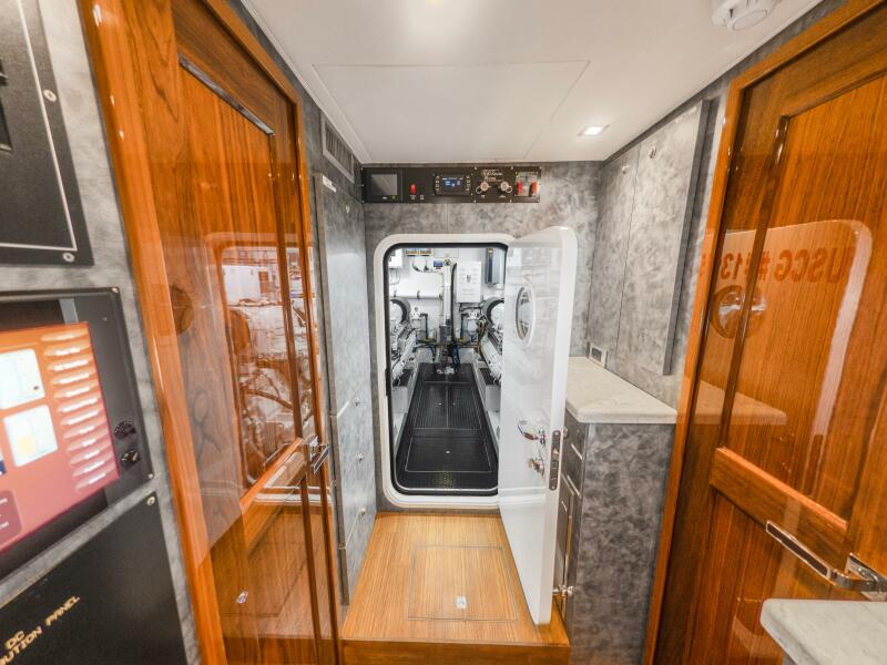 92' 2021 Viking 92 Skybridge