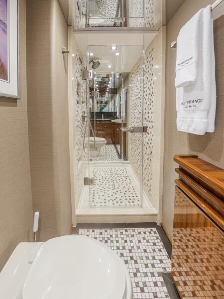 92' 2021 Viking 92 Skybridge