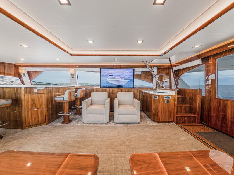92' 2021 Viking 92 Skybridge
