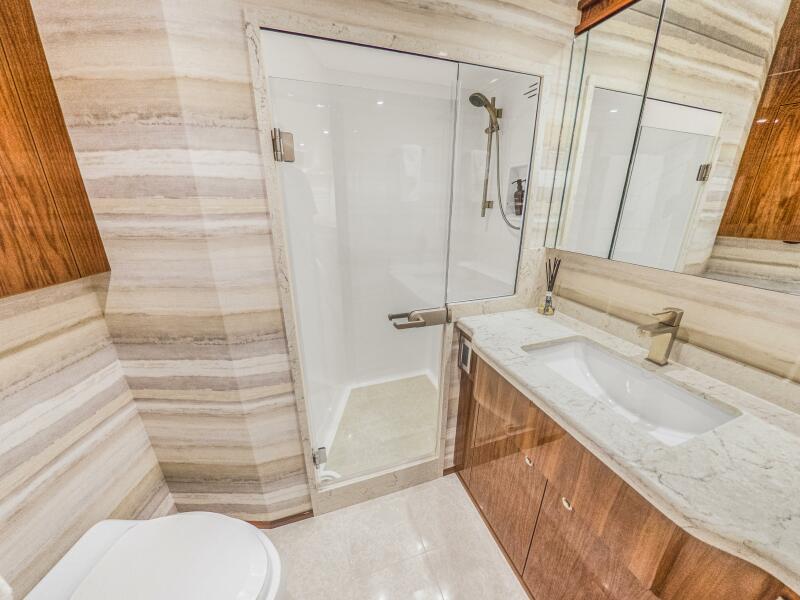 92' 2021 Viking 92 Skybridge