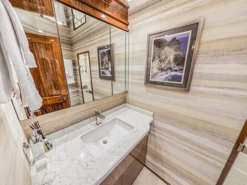 92' 2021 Viking 92 Skybridge