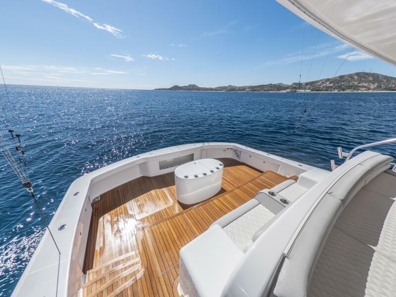 92' 2021 Viking 92 Skybridge