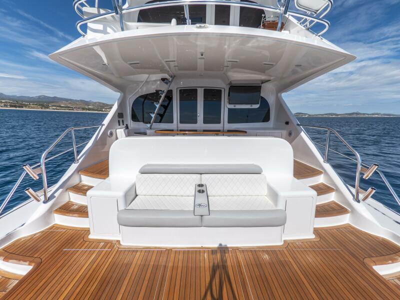 92' 2021 Viking 92 Skybridge