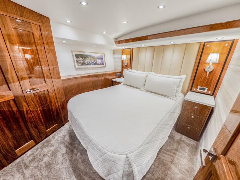 92' 2021 Viking 92 Skybridge