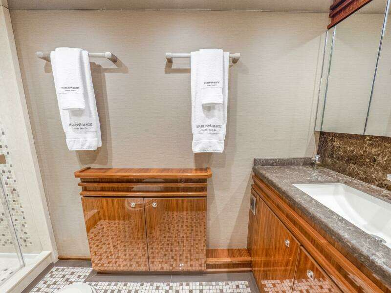 2021 Viking 92 Skybridge