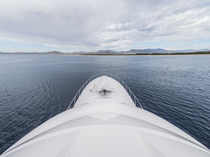 92' 2021 Viking 92 Skybridge