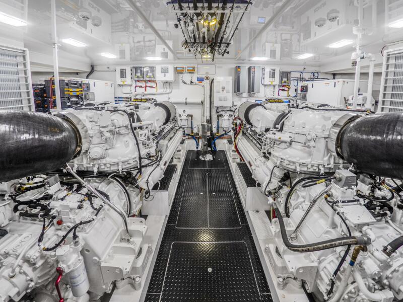 92' 2021 Viking 92 Skybridge