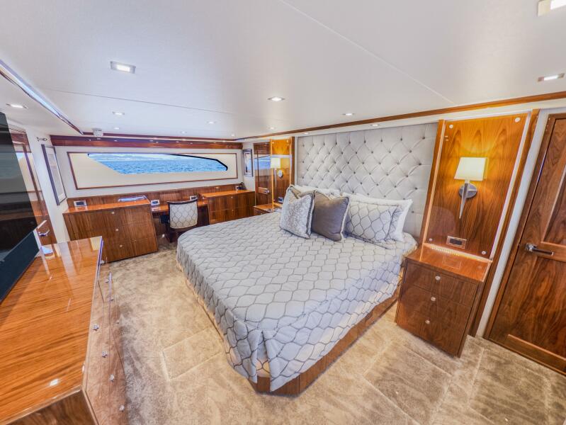 92' 2021 Viking 92 Skybridge