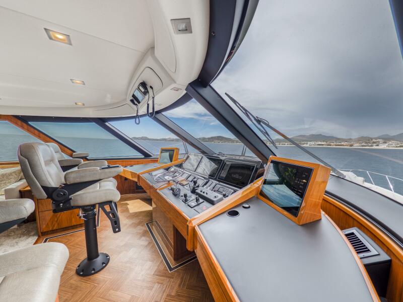 92' 2021 Viking 92 Skybridge