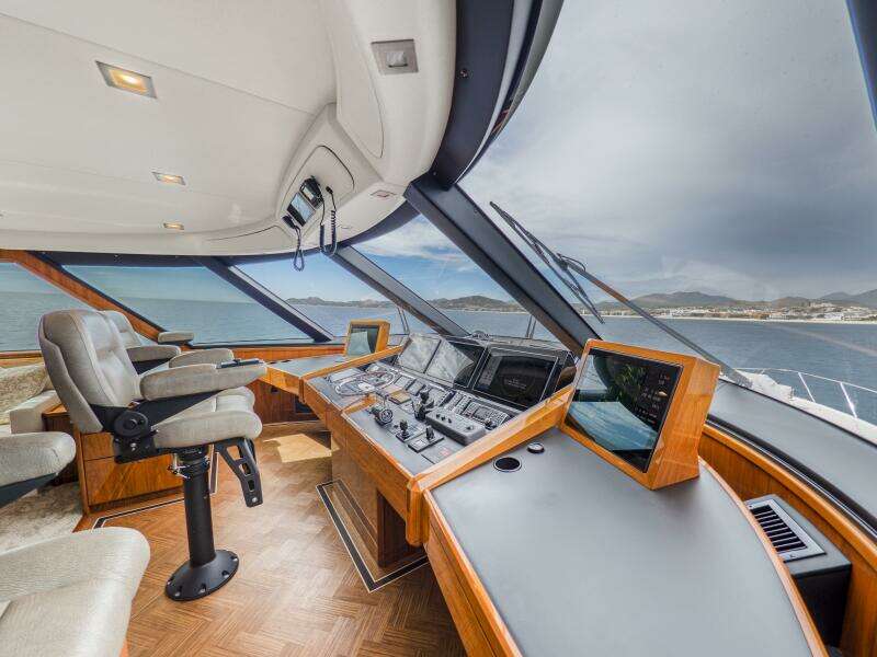 2021 Viking 92 Skybridge