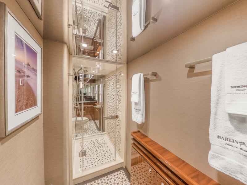 92' 2021 Viking 92 Skybridge