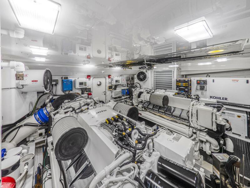 92' 2021 Viking 92 Skybridge