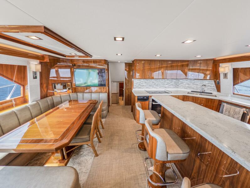 92' 2021 Viking 92 Skybridge