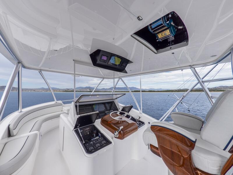 92' 2021 Viking 92 Skybridge