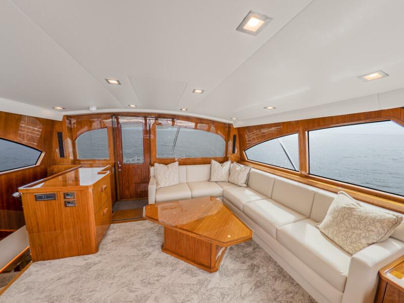 92' 2021 Viking 92 Skybridge