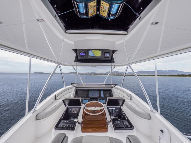 92' 2021 Viking 92 Skybridge