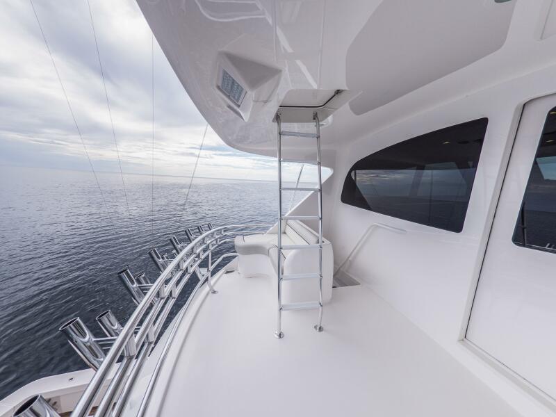 92' 2021 Viking 92 Skybridge