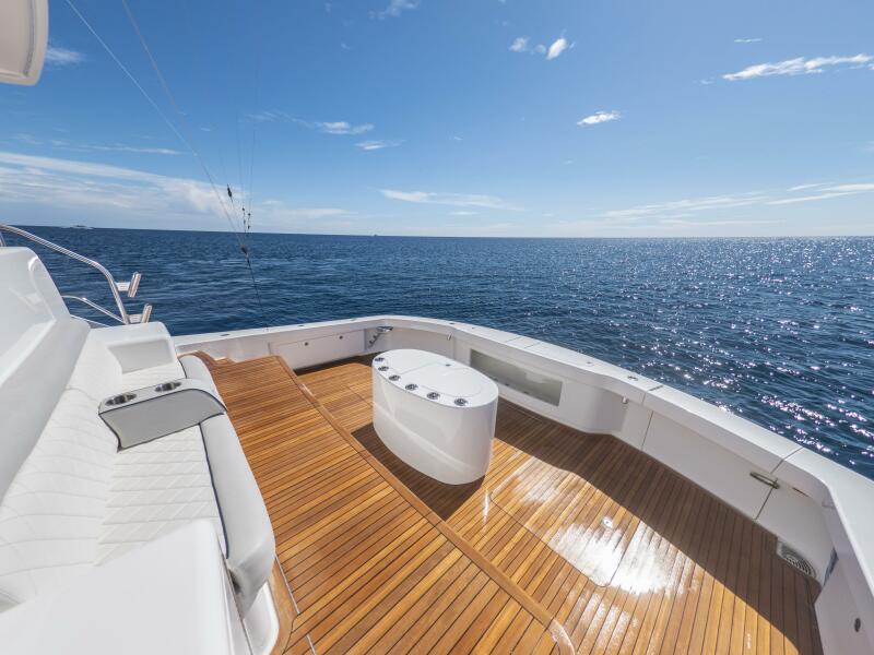 92' 2021 Viking 92 Skybridge