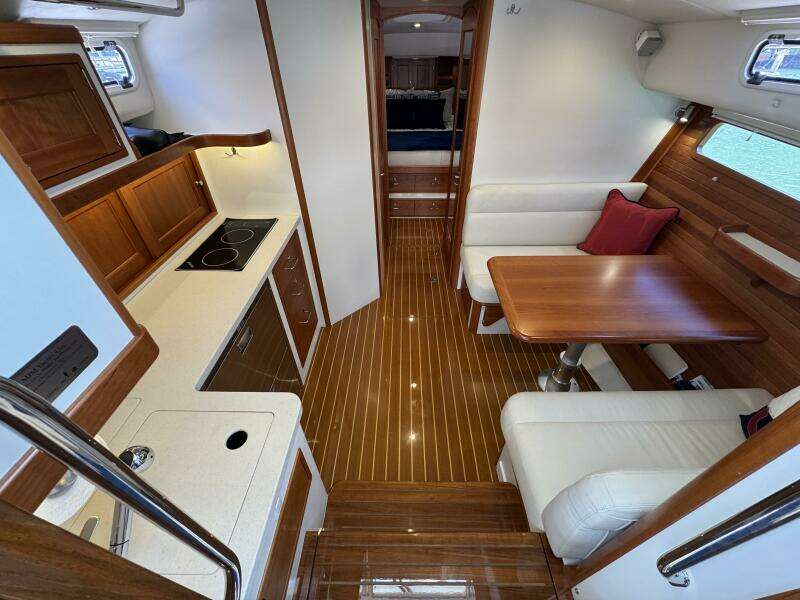 Jewel 43ft MJM Yacht For Sale